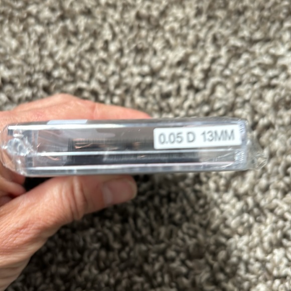 Luxury Lashes - Picture 3 of 3